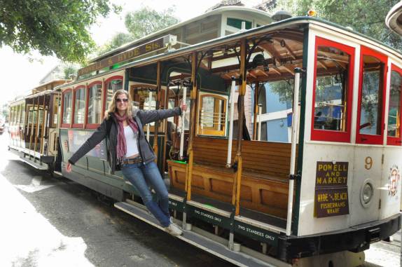 Andando nos famosos bondinhos de San Francisco, na Califórnia, nos Estados Unidos